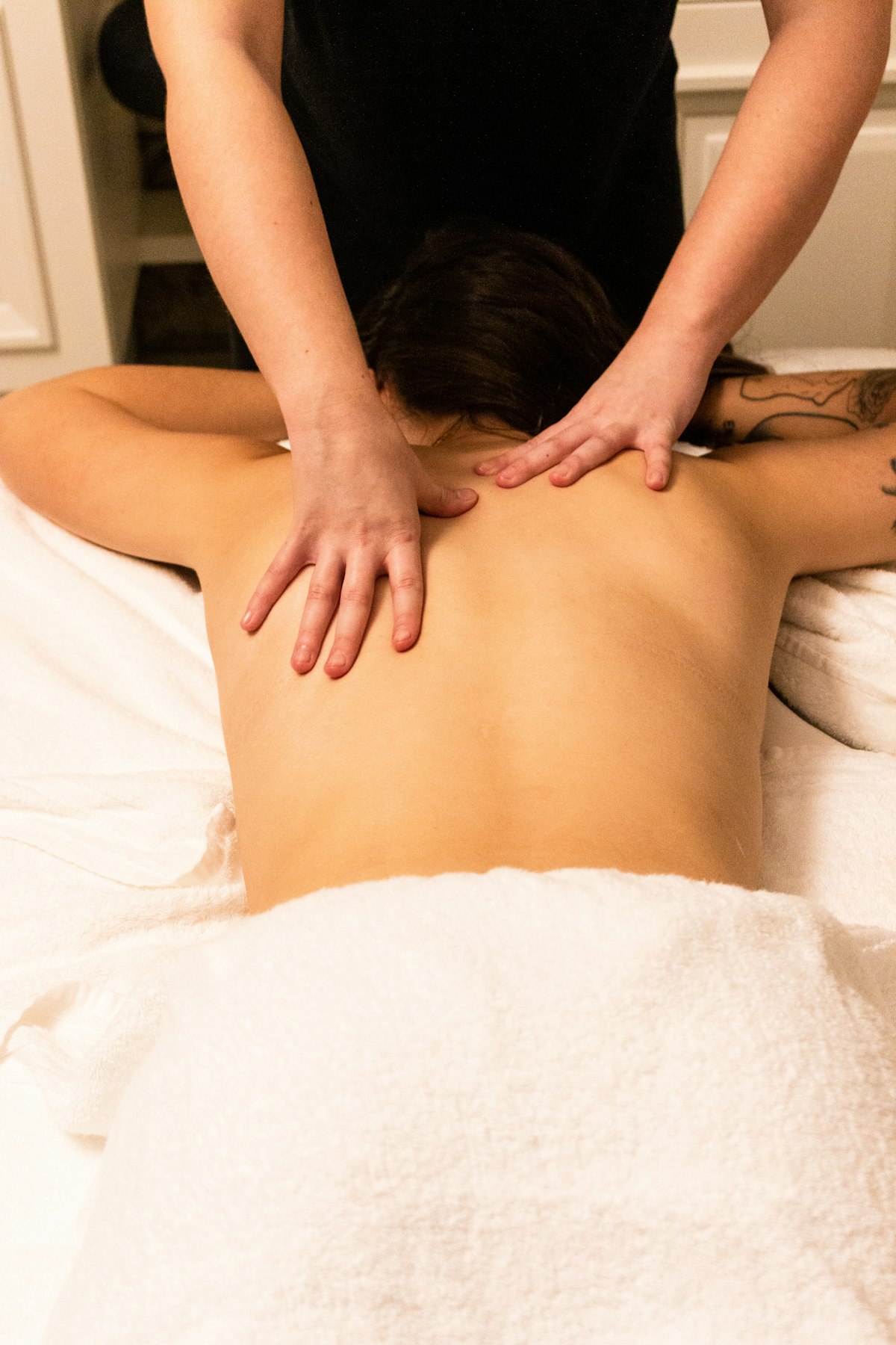 Massage sous hypnose dans un cabinet lumineux